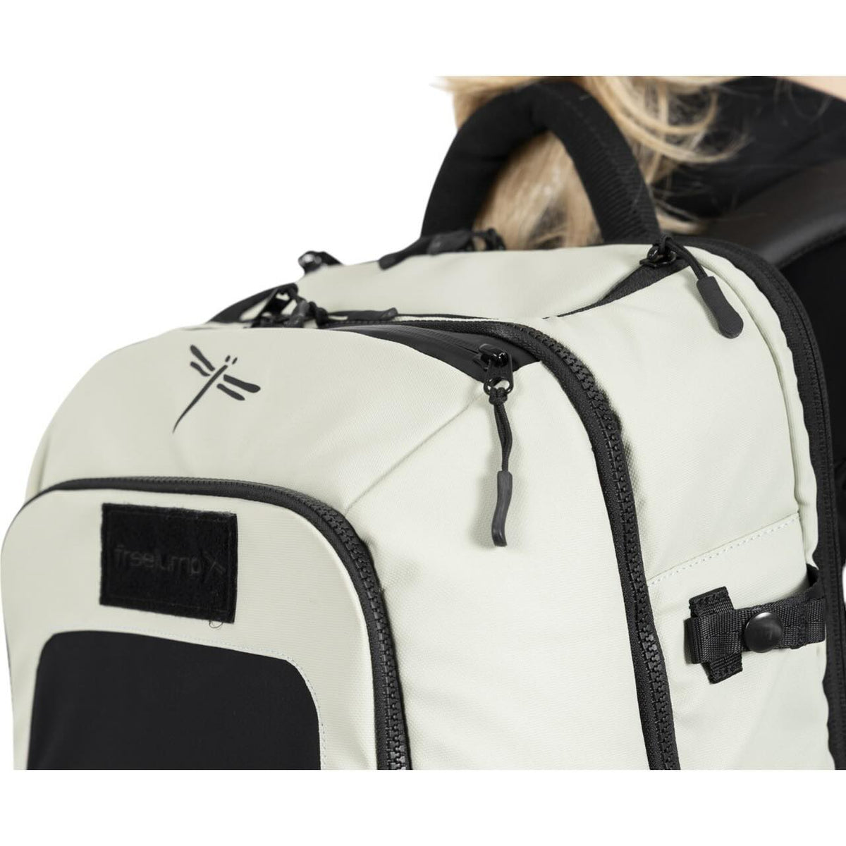 Freejump Rucksack Backpack, Off-White, Detailaufnahme am Rücken getragen.