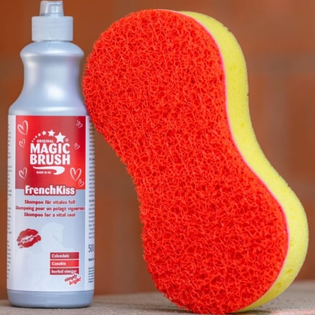 Magic Brush Shampoo Pferdeshampoo FrenchKiss, Produkt allein neben Detailaufnahme auf braunem Hintergrund.