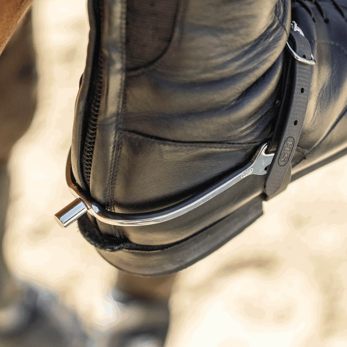 Sprenger Sporen BootProtect Exklusiv Matt 15mm flach gummiert, Schwarz, Detailaufnahme am Stiefel.