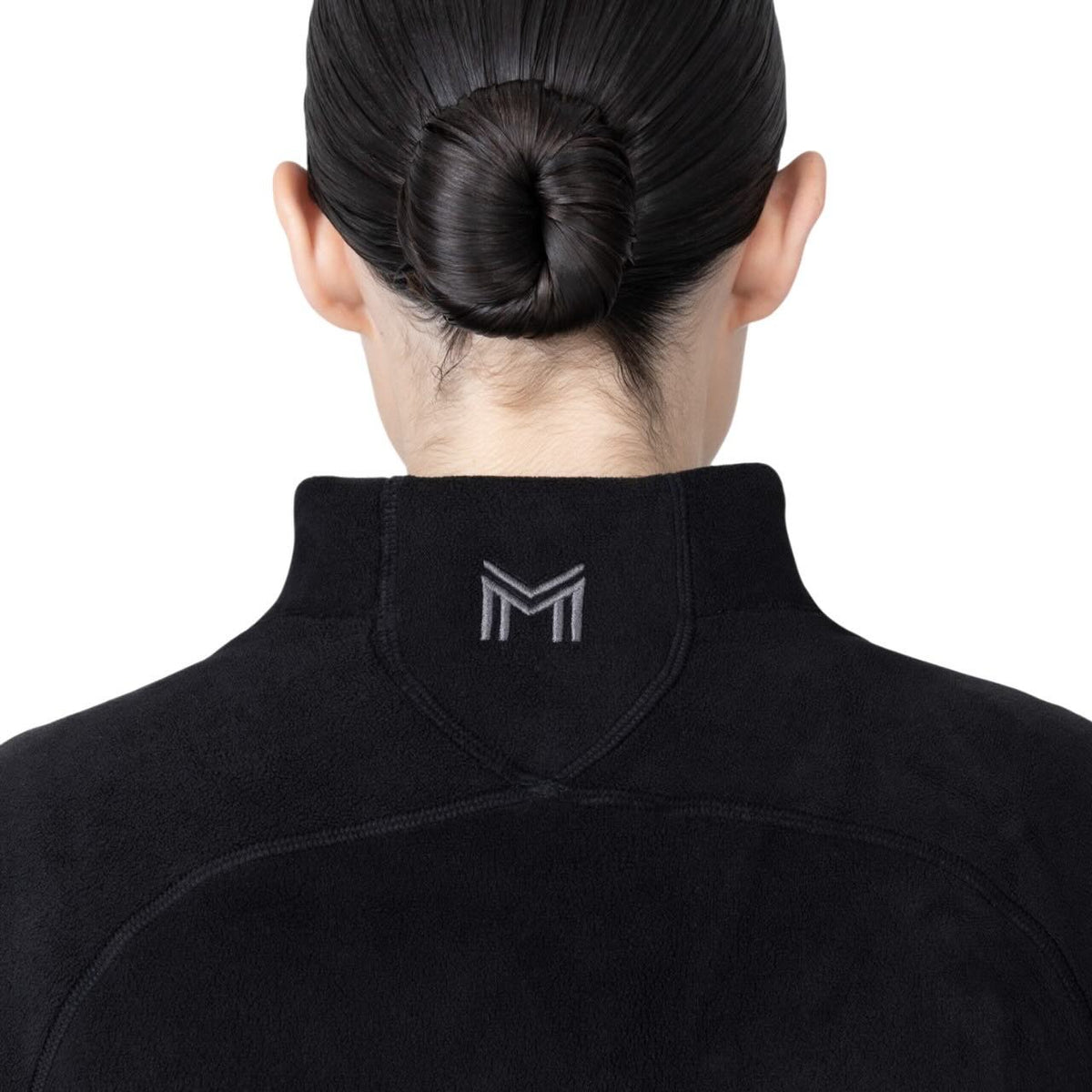 Maximilian Equestrian Sweatshirt Unisex Versa Fleece Half-Zip, Schwarz, Detailaufnahme am Kragen getragen.