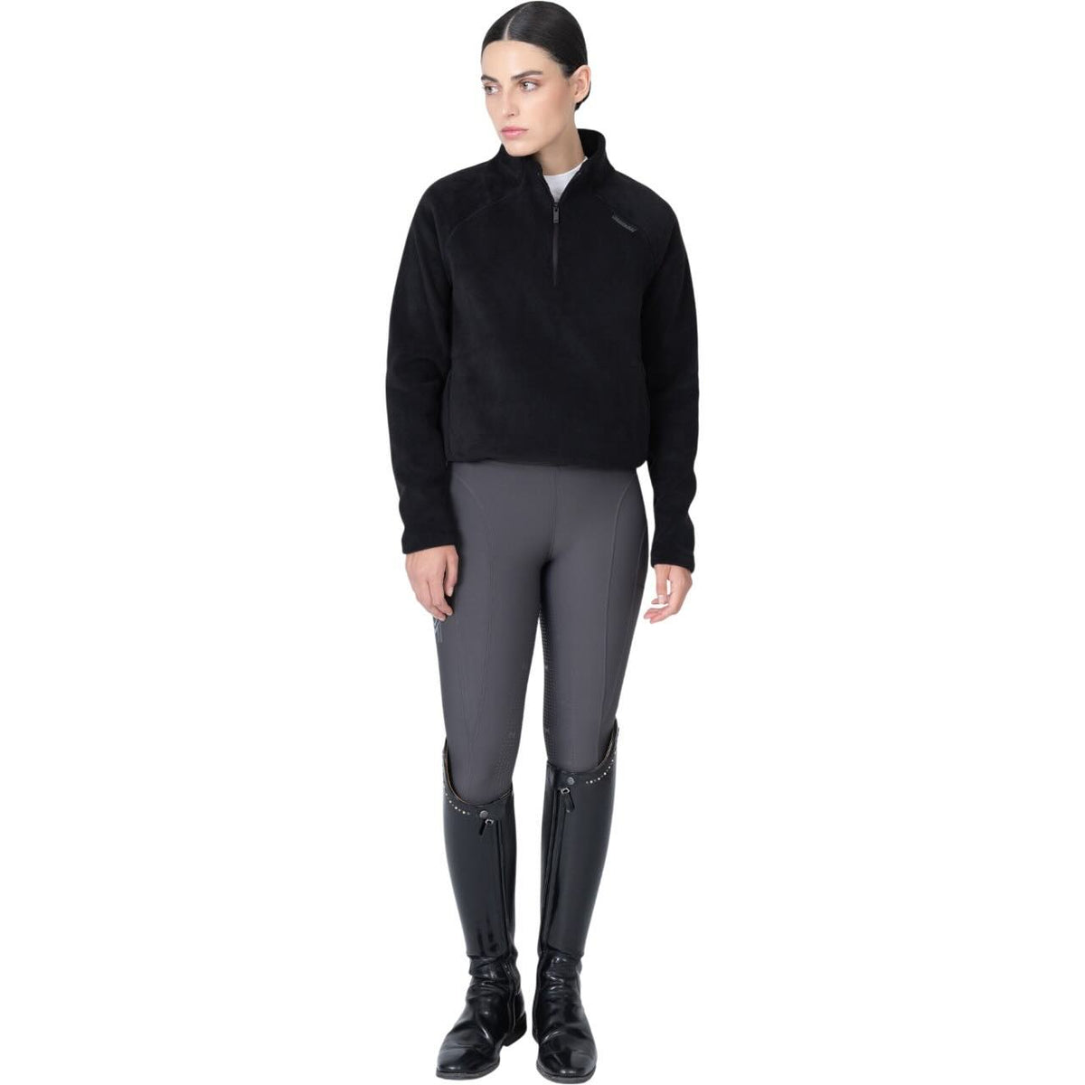 Maximilian Equestrian Sweatshirt Unisex Versa Fleece Half-Zip, Schwarz, Modell trägt das Sweatshirt.