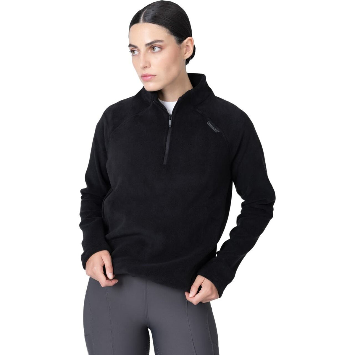 Maximilian Equestrian Sweatshirt Unisex Versa Fleece Half-Zip, Schwarz, Person trägt das Produkt.