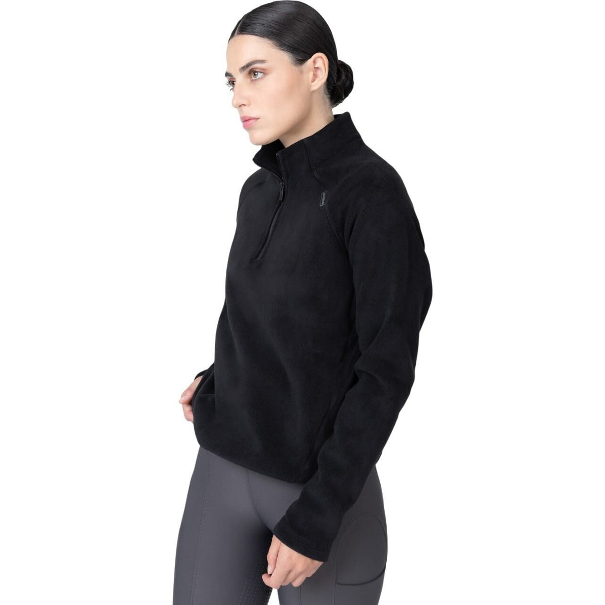 Maximilian Equestrian Sweatshirt Unisex Versa Fleece Half-Zip, Schwarz, Model trägt es vor weißem Hintergrund.