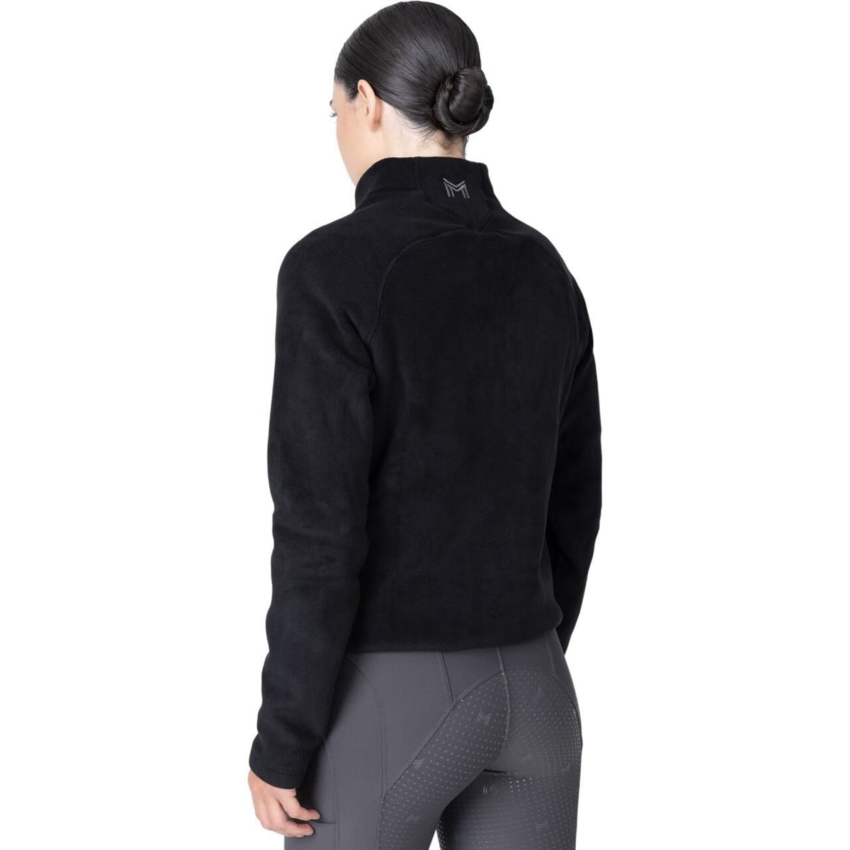 Maximilian Equestrian Sweatshirt Unisex Versa Fleece Half-Zip, Schwarz, Person trägt es von hinten.