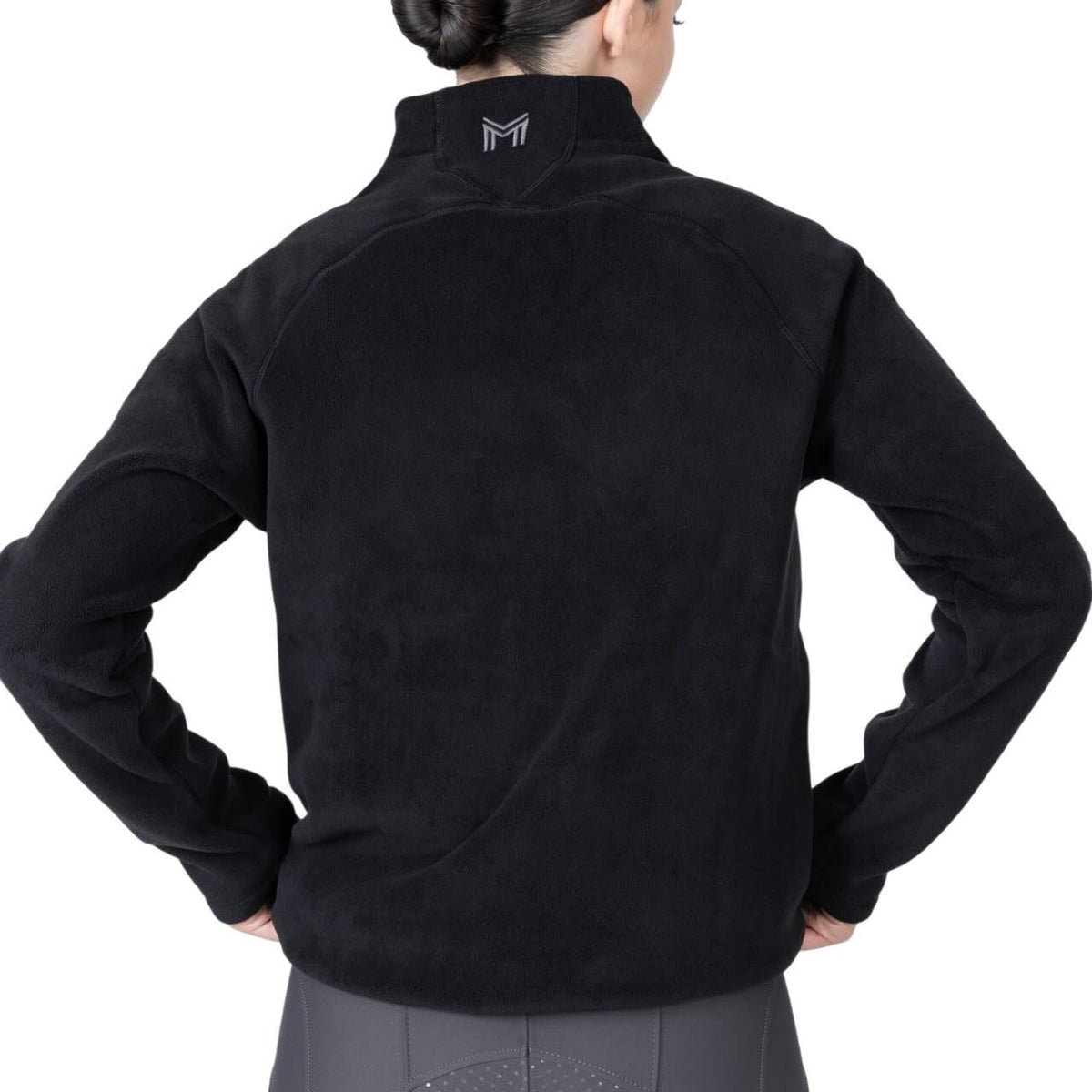 Maximilian Equestrian Sweatshirt Unisex Versa Fleece Half-Zip, Schwarz, Person trägt das Produkt von hinten.