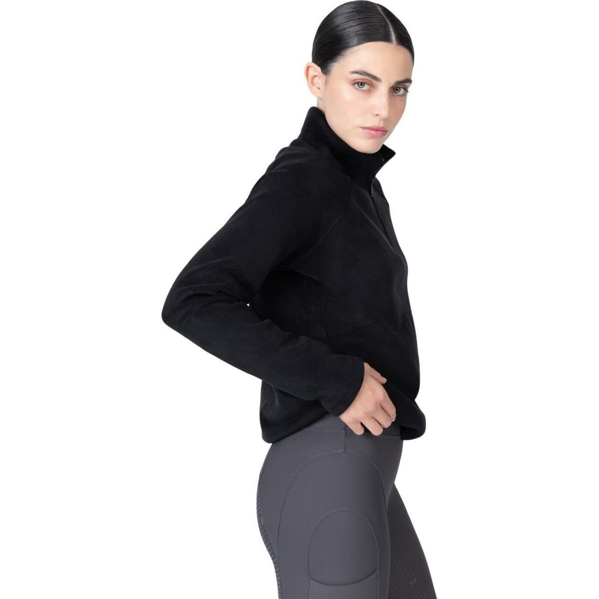Maximilian Equestrian Sweatshirt Unisex Versa Fleece Half-Zip, Schwarz, Person trägt das Produkt.