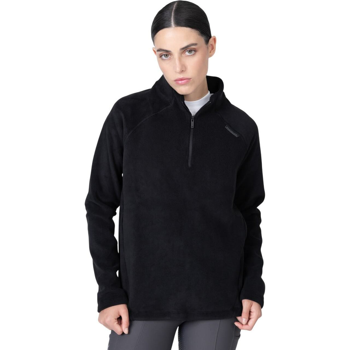 Maximilian Equestrian Sweatshirt Unisex Versa Fleece Half-Zip, Black, Frau trägt das Produkt.