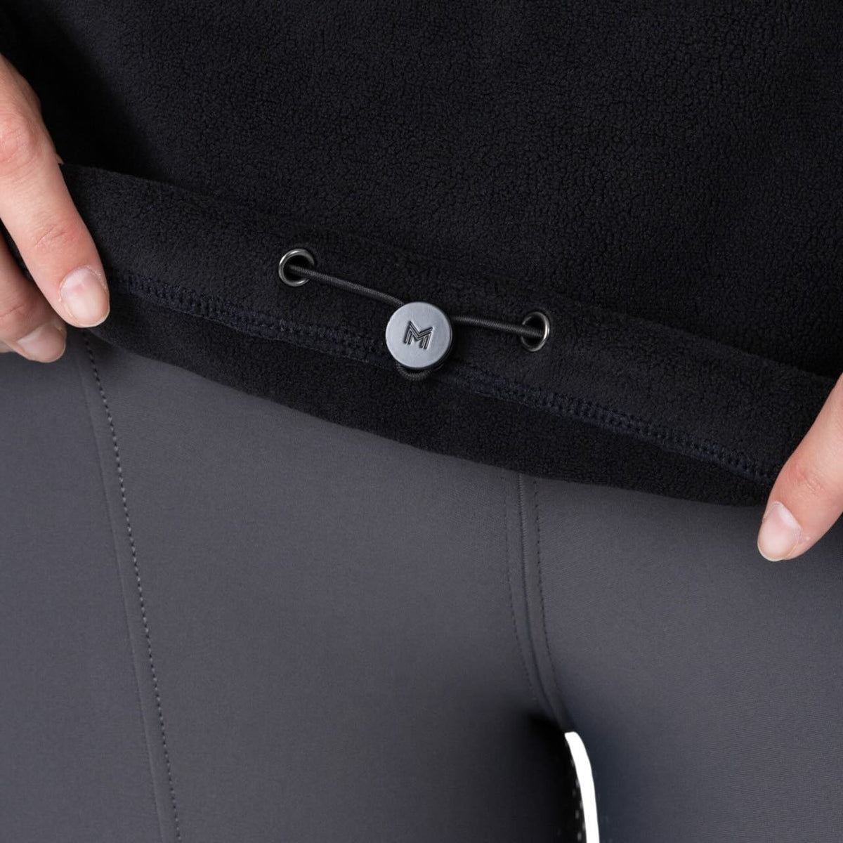 Maximilian Equestrian Sweatshirt Unisex Versa Fleece Half-Zip, Schwarz, Detailaufnahme des Kordelzugs.