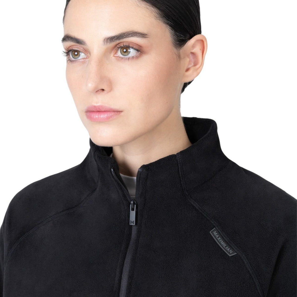 Maximilian Equestrian Sweatshirt Unisex Versa Fleece Half-Zip, Schwarz, Person trägt das Sweatshirt.