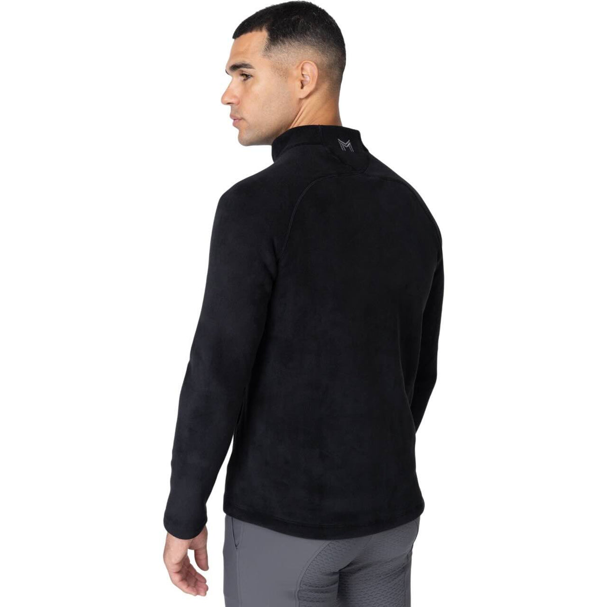 Maximilian Equestrian Sweatshirt Unisex Versa Fleece Half-Zip, Schwarz, Mann trägt das Produkt.