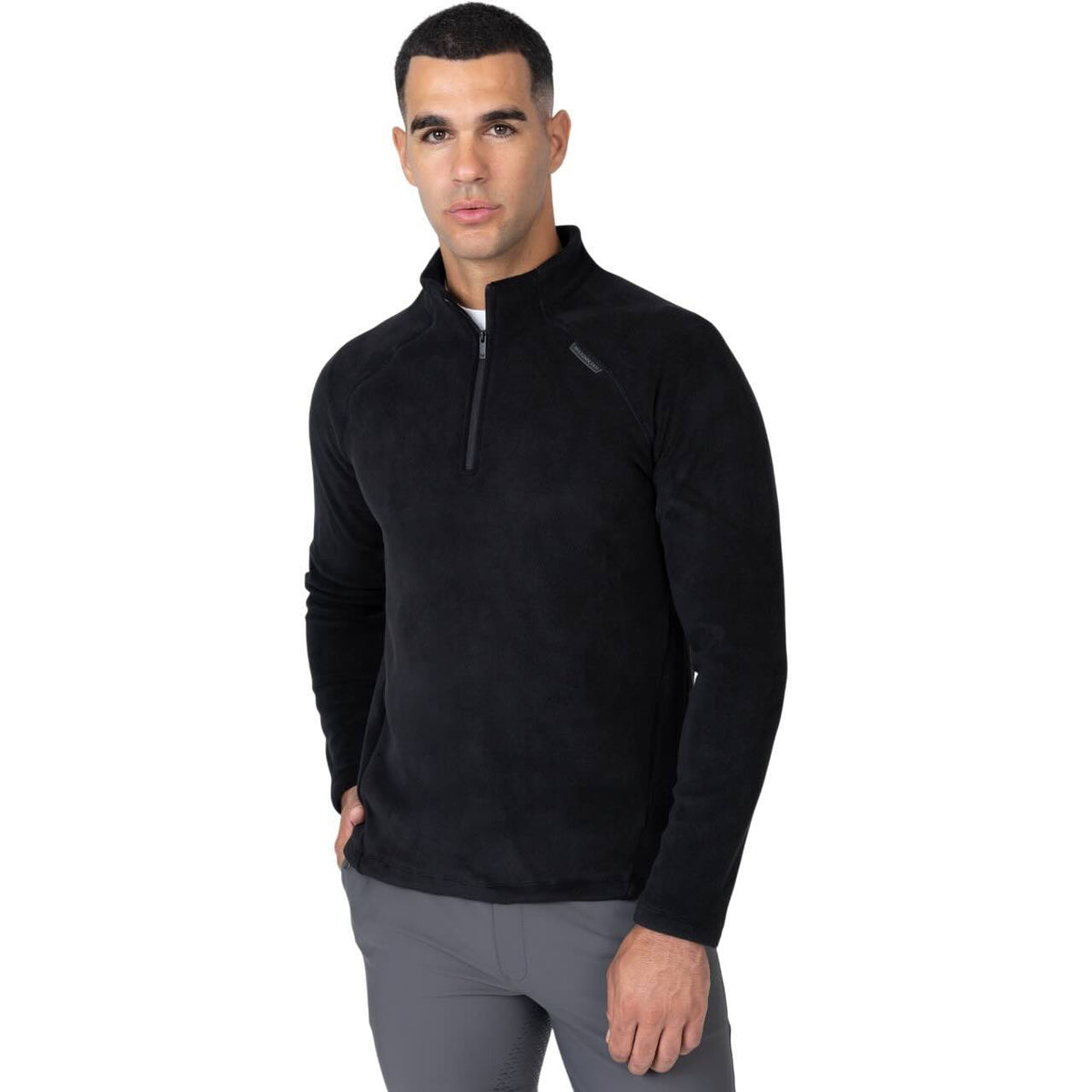 Maximilian Equestrian Sweatshirt Unisex Versa Fleece Half-Zip, Schwarz, Mann trägt das Produkt.