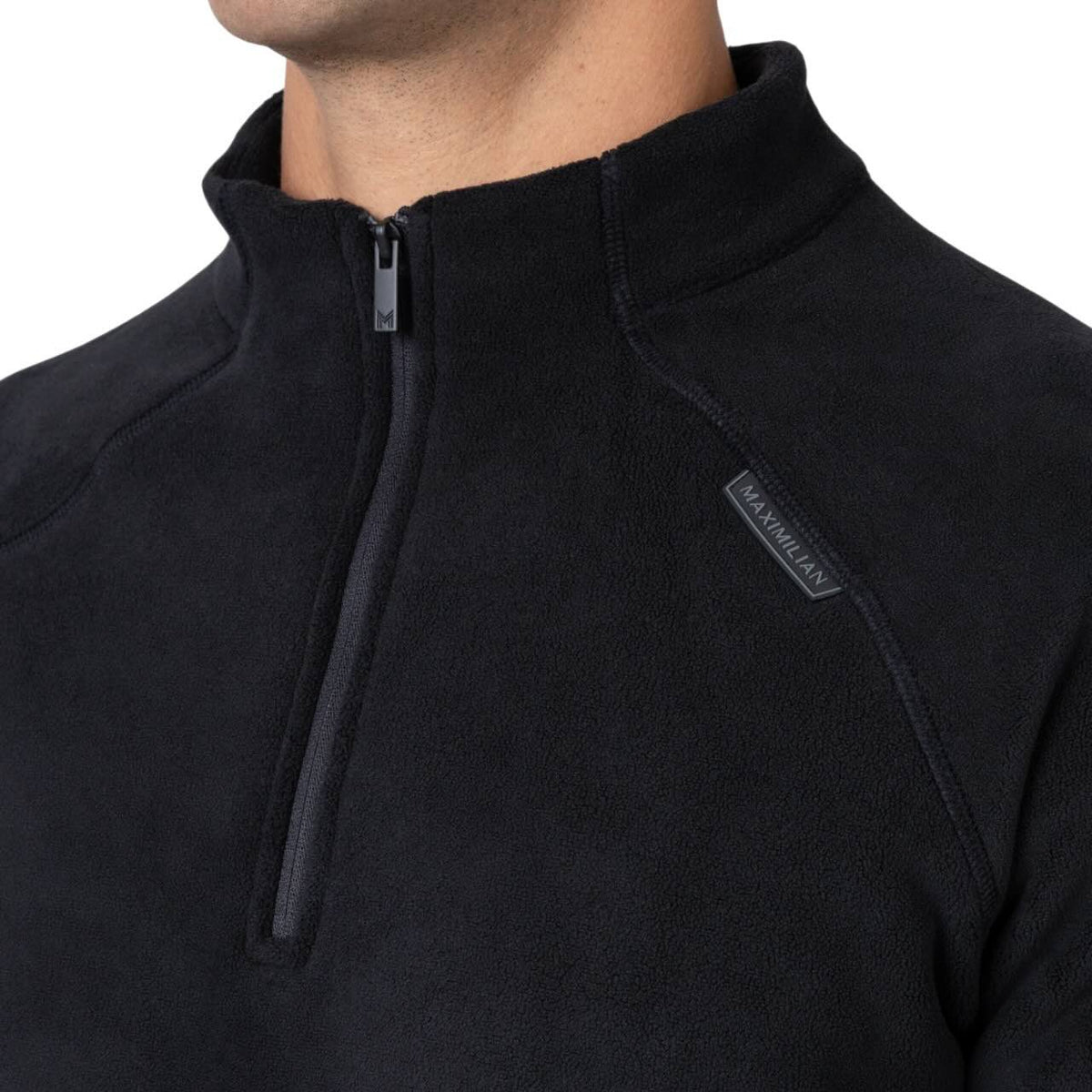 Maximilian Equestrian Sweatshirt Unisex Versa Fleece Half-Zip, Schwarz, Person trägt das Sweatshirt.