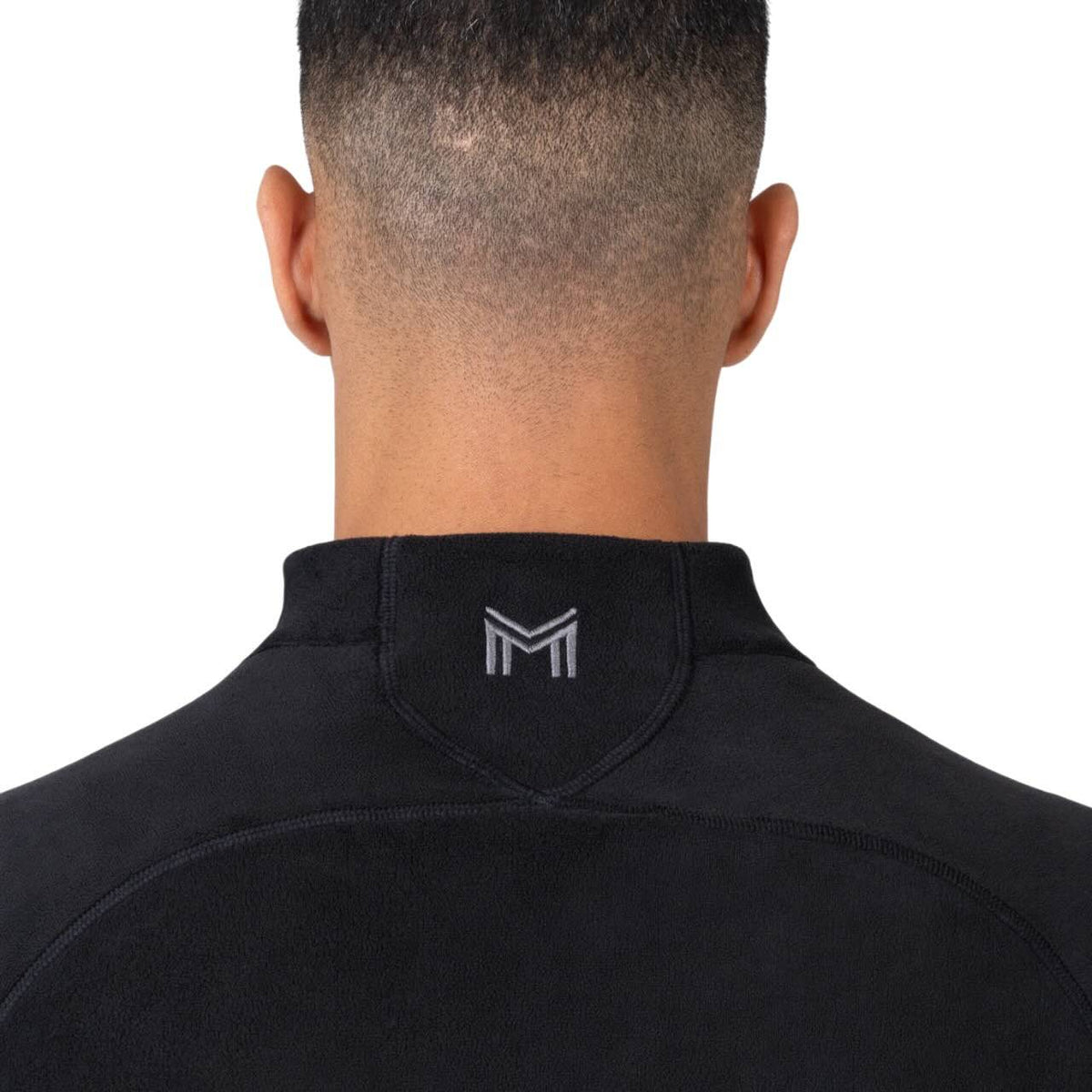 Maximilian Equestrian Sweatshirt Unisex Versa Fleece Half-Zip, Schwarz, Detailaufnahme am Kragen getragen.
