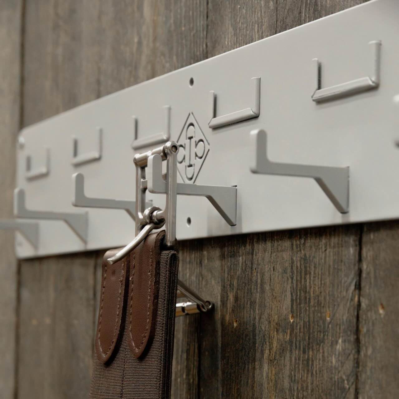 Trensenhalter mit 6 Haken und Namensschild Halter
