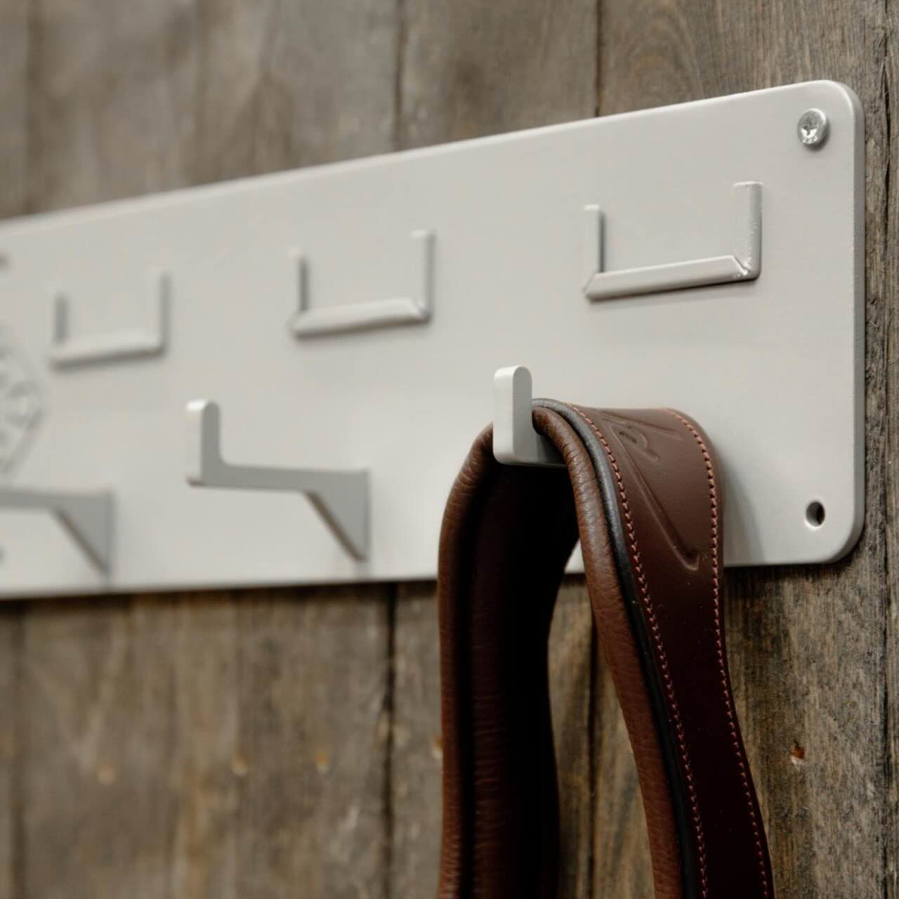 Trensenhalter mit 6 Haken und Namensschild Halter