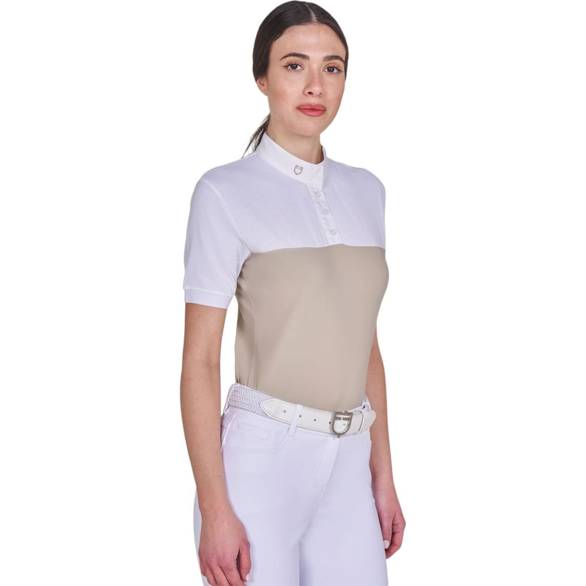 Equestro Turniershirt Damen Competition Polo FS 2026 Shirt, mehrere Farbvarianten, Reiterin trägt das Shirt.