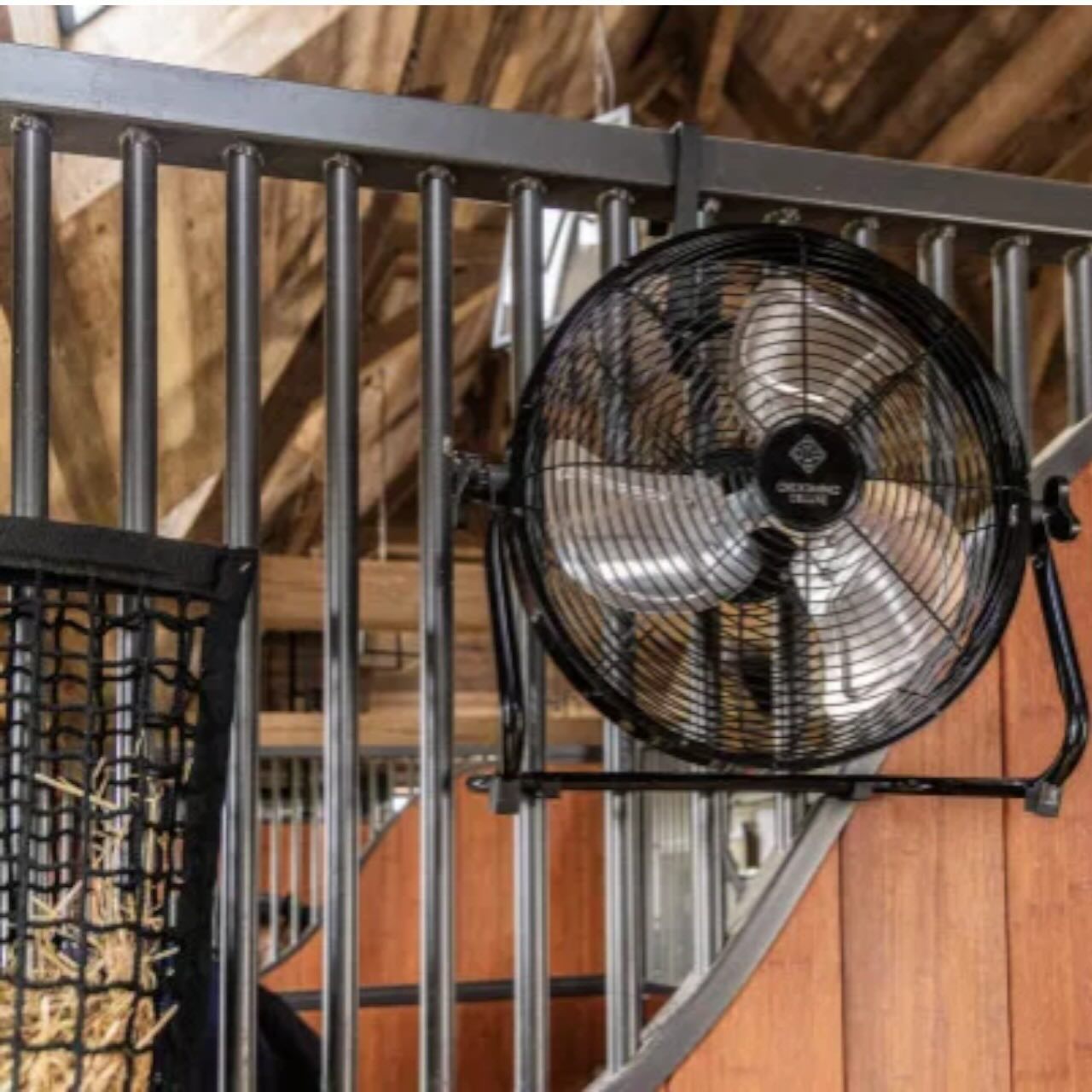 Grooming Deluxe Ventilator Kabelloser mit Akku & Ladegerät Stalllüfter, schwarz, am Stallgeländer montiert.
