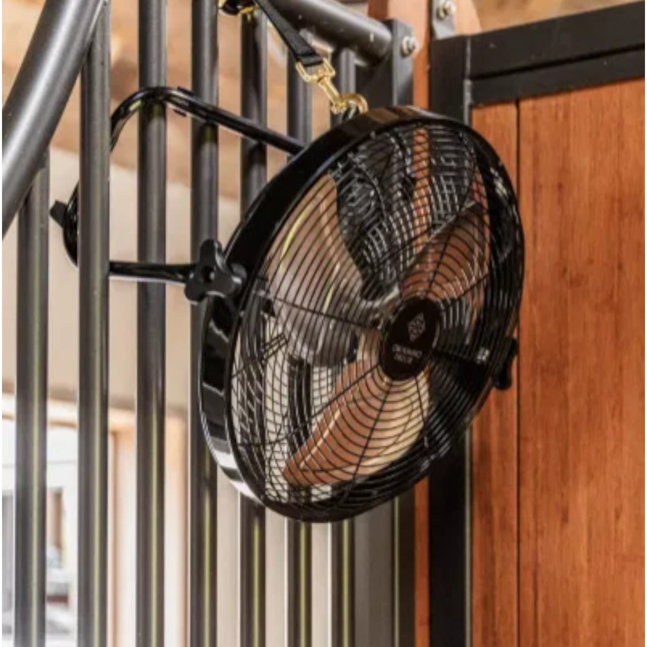 Ventilator Kabelloser mit Akku & Ladegerät Stalllüfter, schwarz, am Stalltor befestigt.