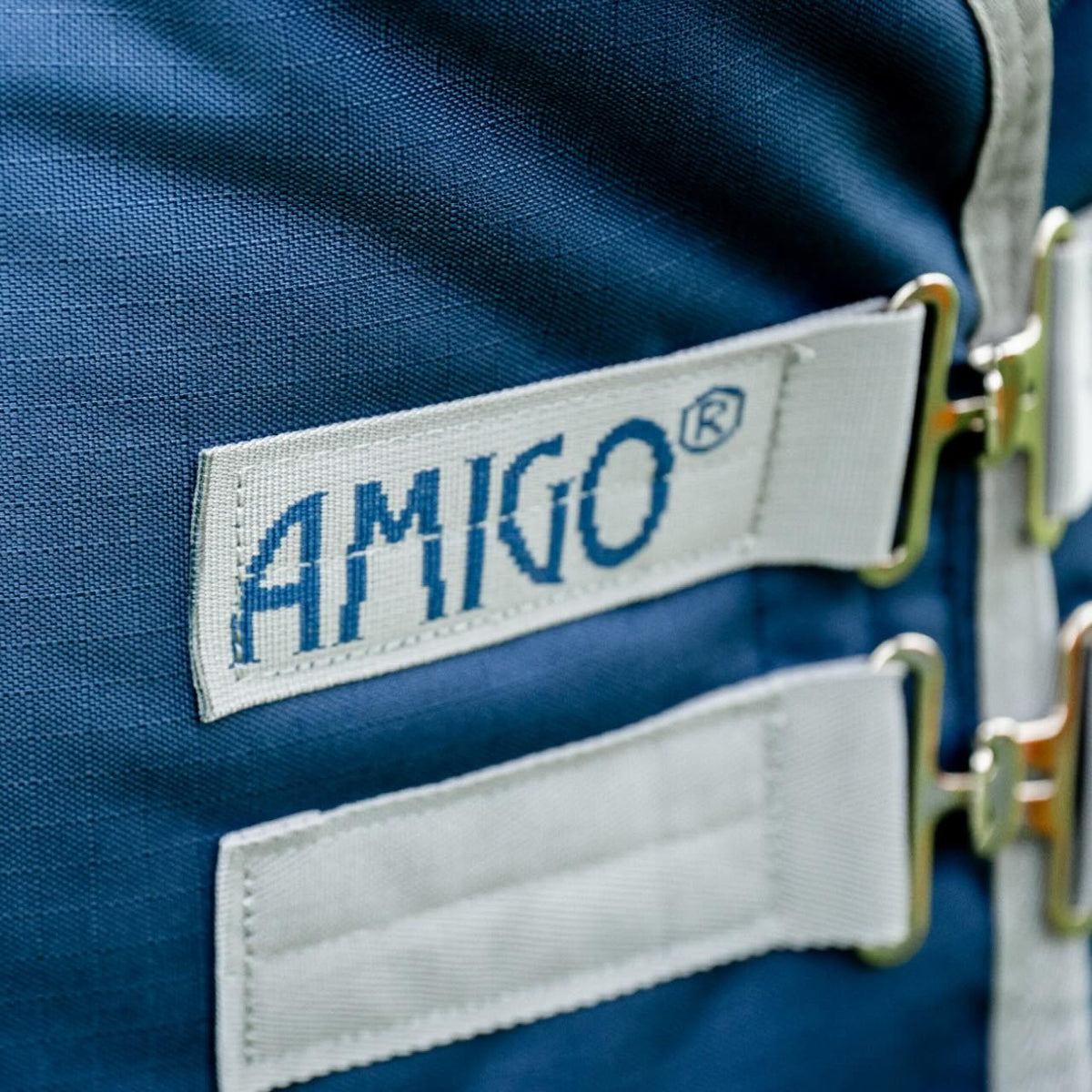 Horseware Ireland Weidedecke 100g Amigo Ripstop 900D Turnout Decke, Midsummer Blue, Detailaufnahme am Verschluss.