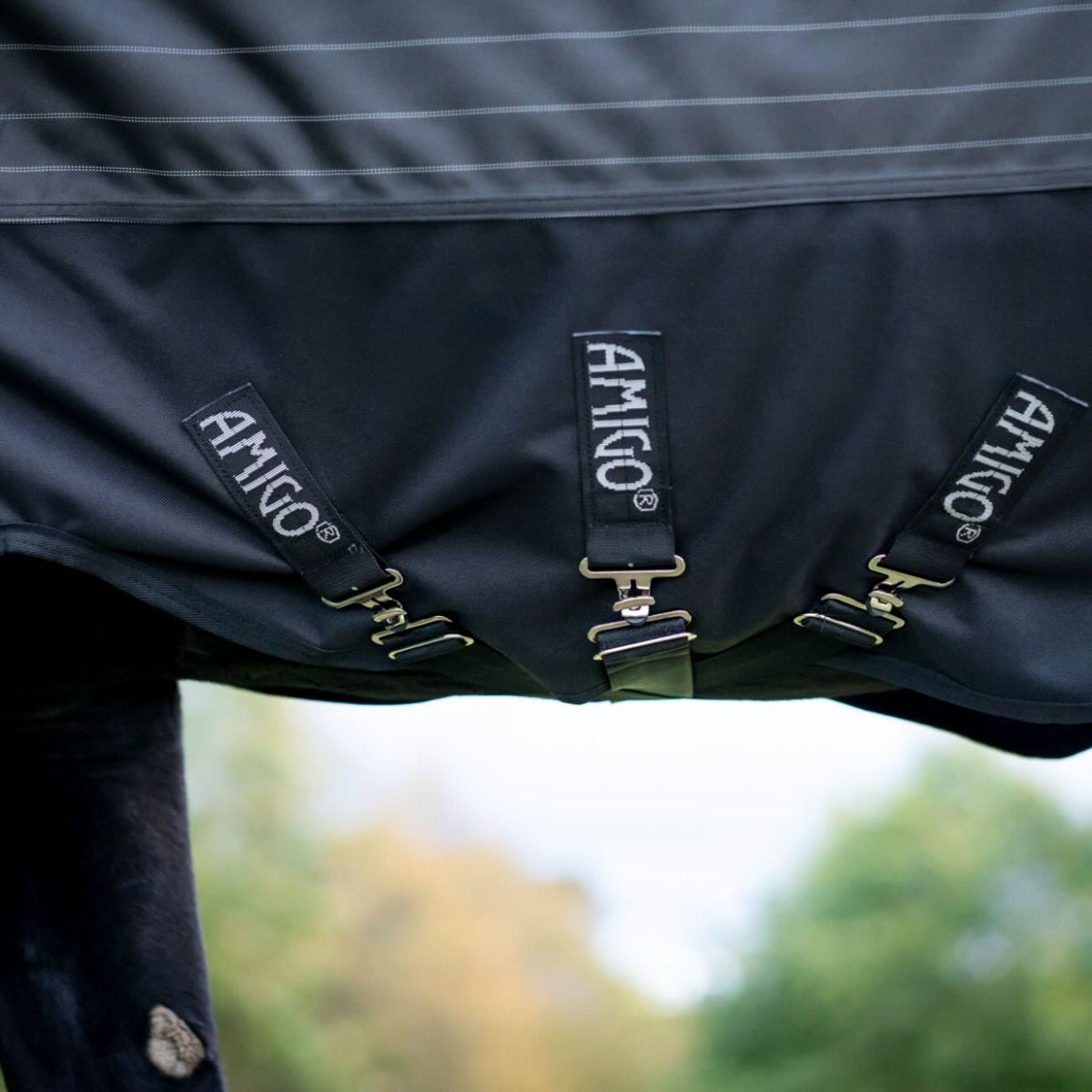 Weidedecke Amigo 0g 1200D Field Safe Reflectech Plus Turnout Decke, Produkt allein in Schwarz, Detailaufnahme.