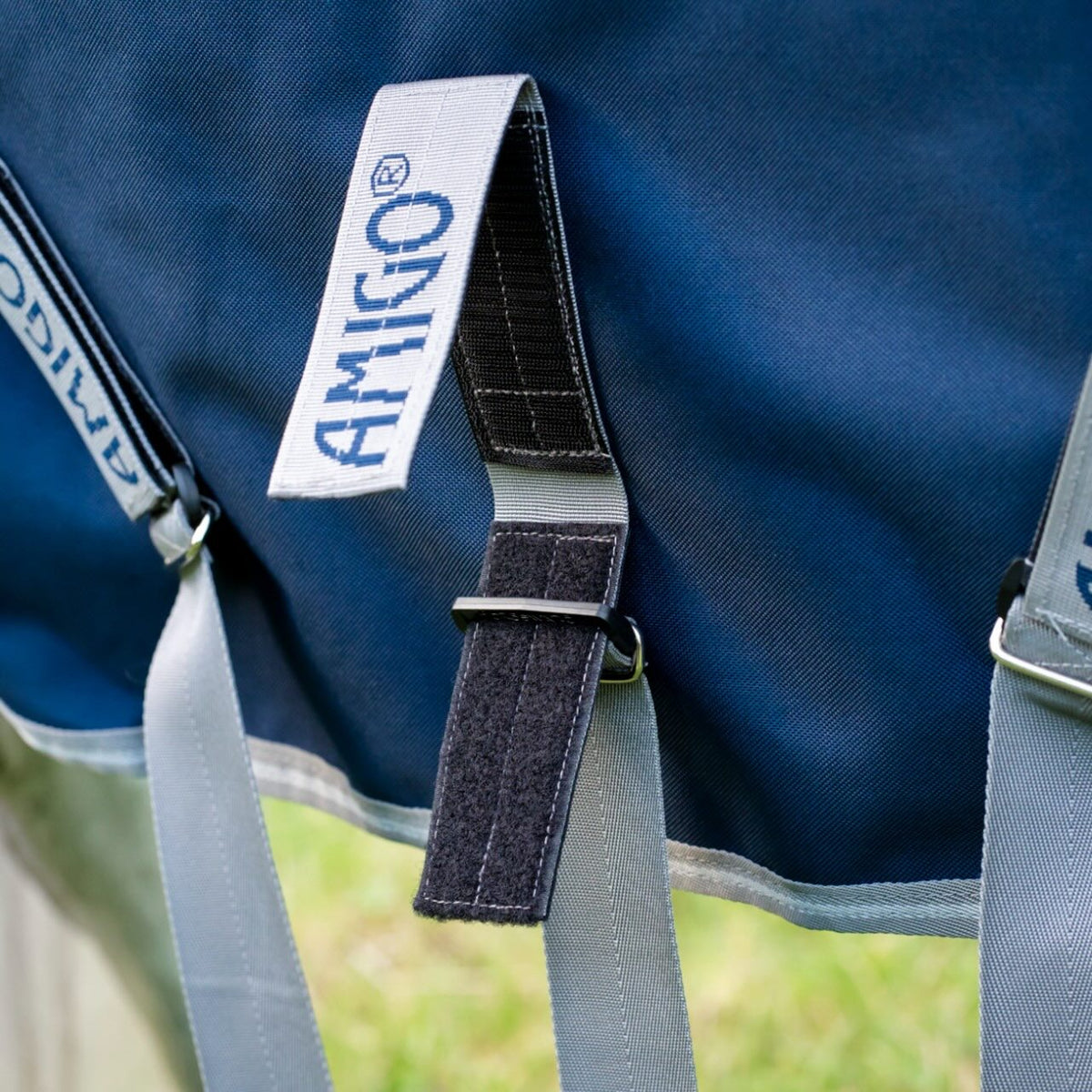 Weidedecke Amigo 1200D FieldSafe Plus 0g Turnout Decke, Midsummer Blue, Detailaufnahme der Verschlüsse.