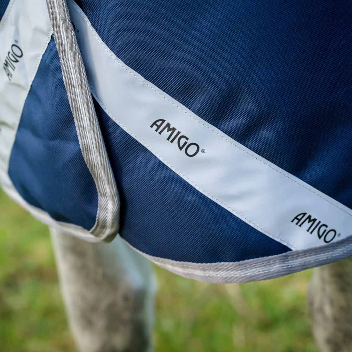 Horseware Ireland Weidedecke Amigo 50g 1200D Turnout Decke, Blau, Detailaufnahme am Pferd.