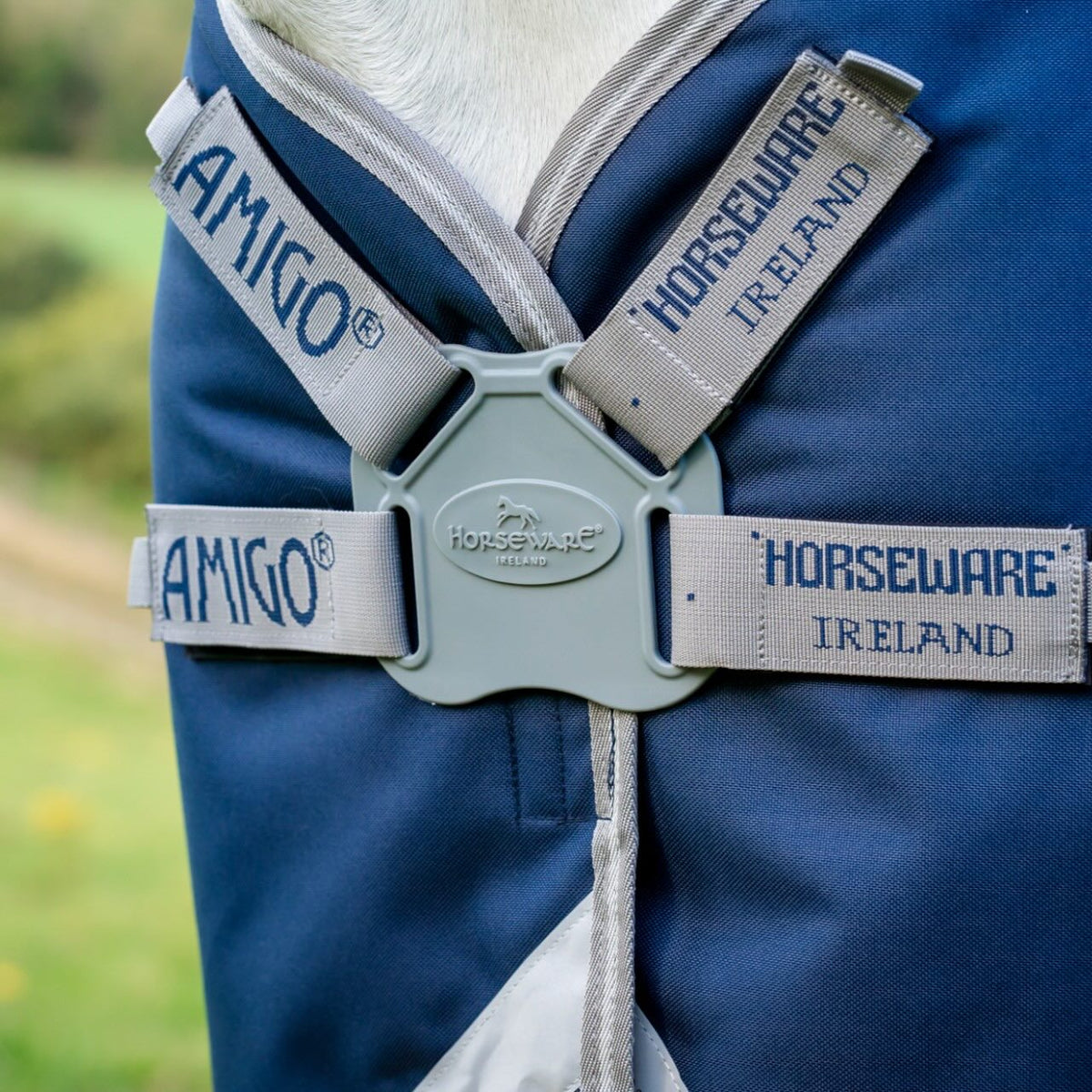 Horseware Ireland Weidedecke Amigo 50g 1200D Turnout Decke, Blau, Detailaufnahme am Pferd.