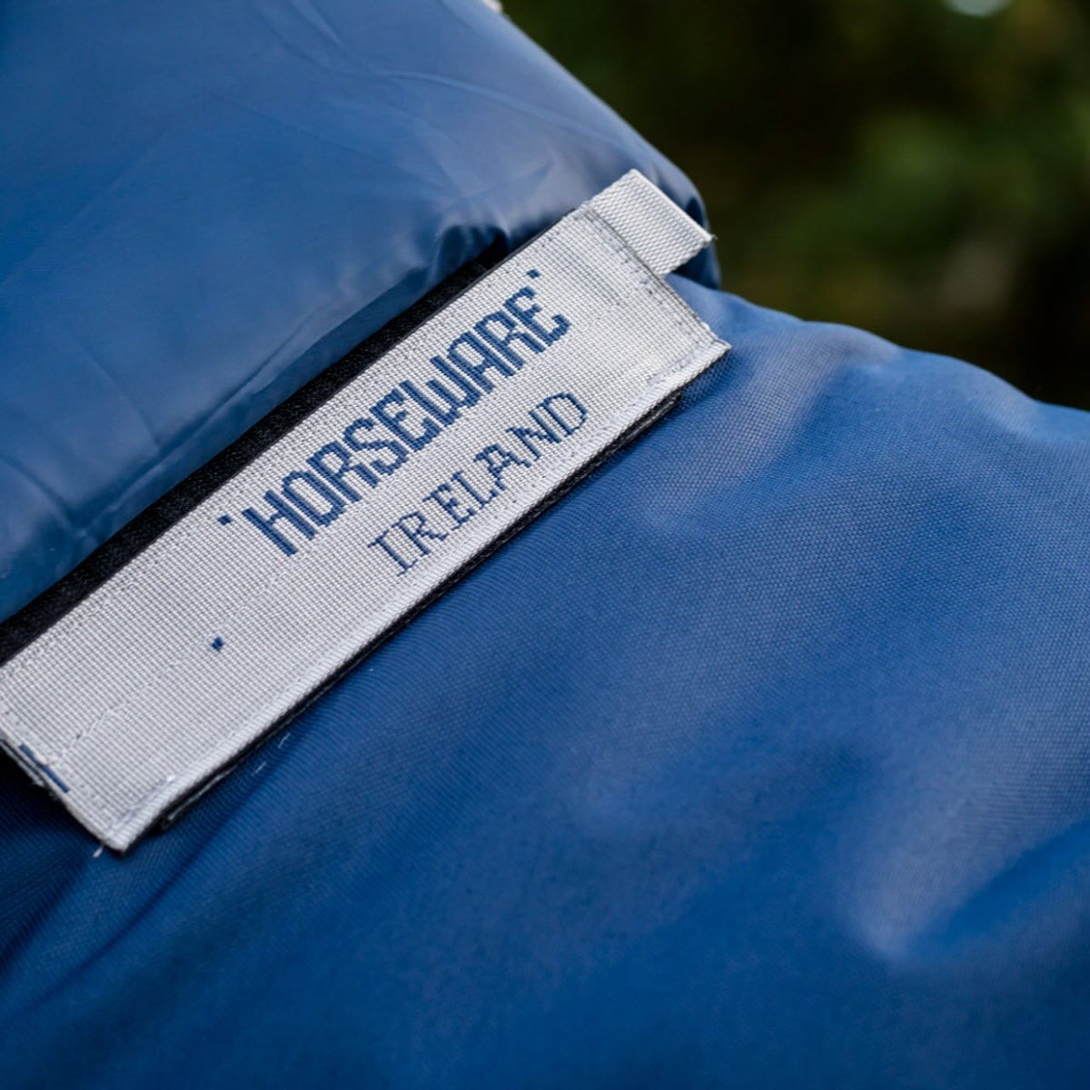 Horseware Ireland Weidedecke Amigo 50g 1200D Turnout Decke, Blau, Detailaufnahme des Labels.