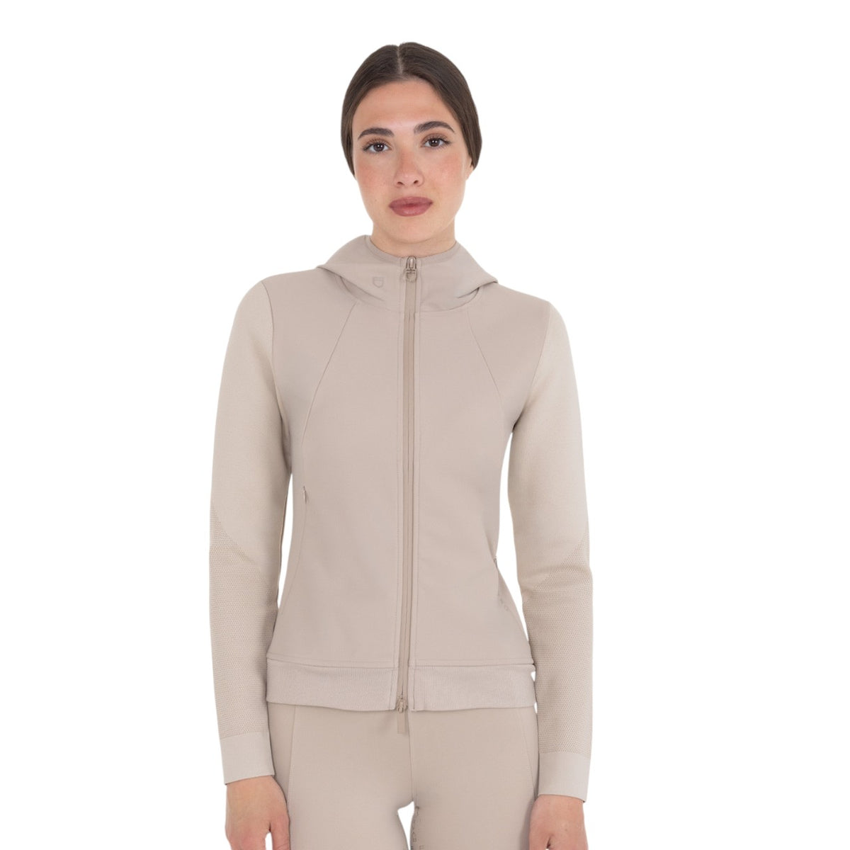 Equestro Zip-Hoodie Damen FS 2026 Kapuzenjacke, Oxford Tan, Model trägt die Kapuzenjacke.