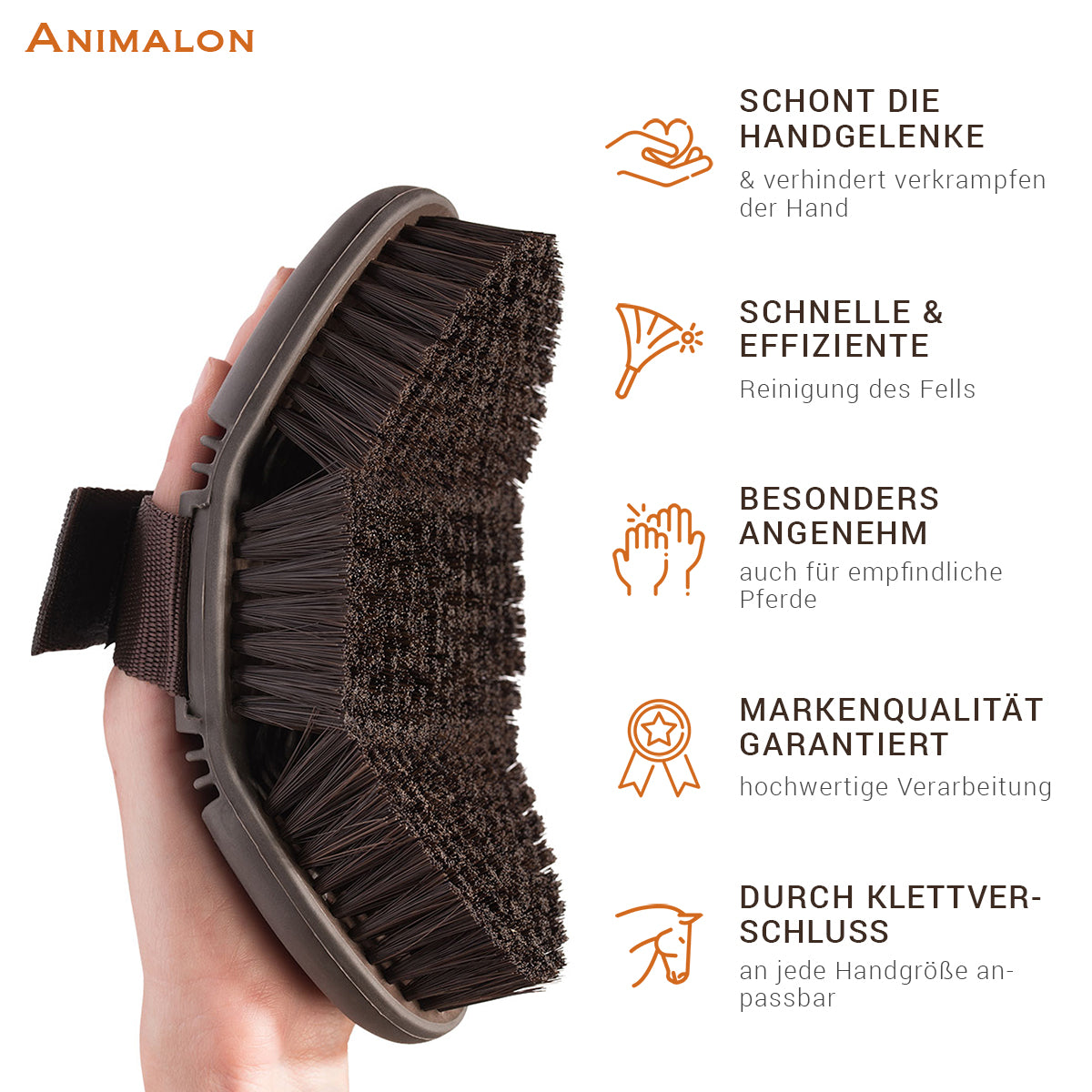 Animalon Kardätsche CareFlex Pferdebürste, braun, Detailaufnahme in der Hand.