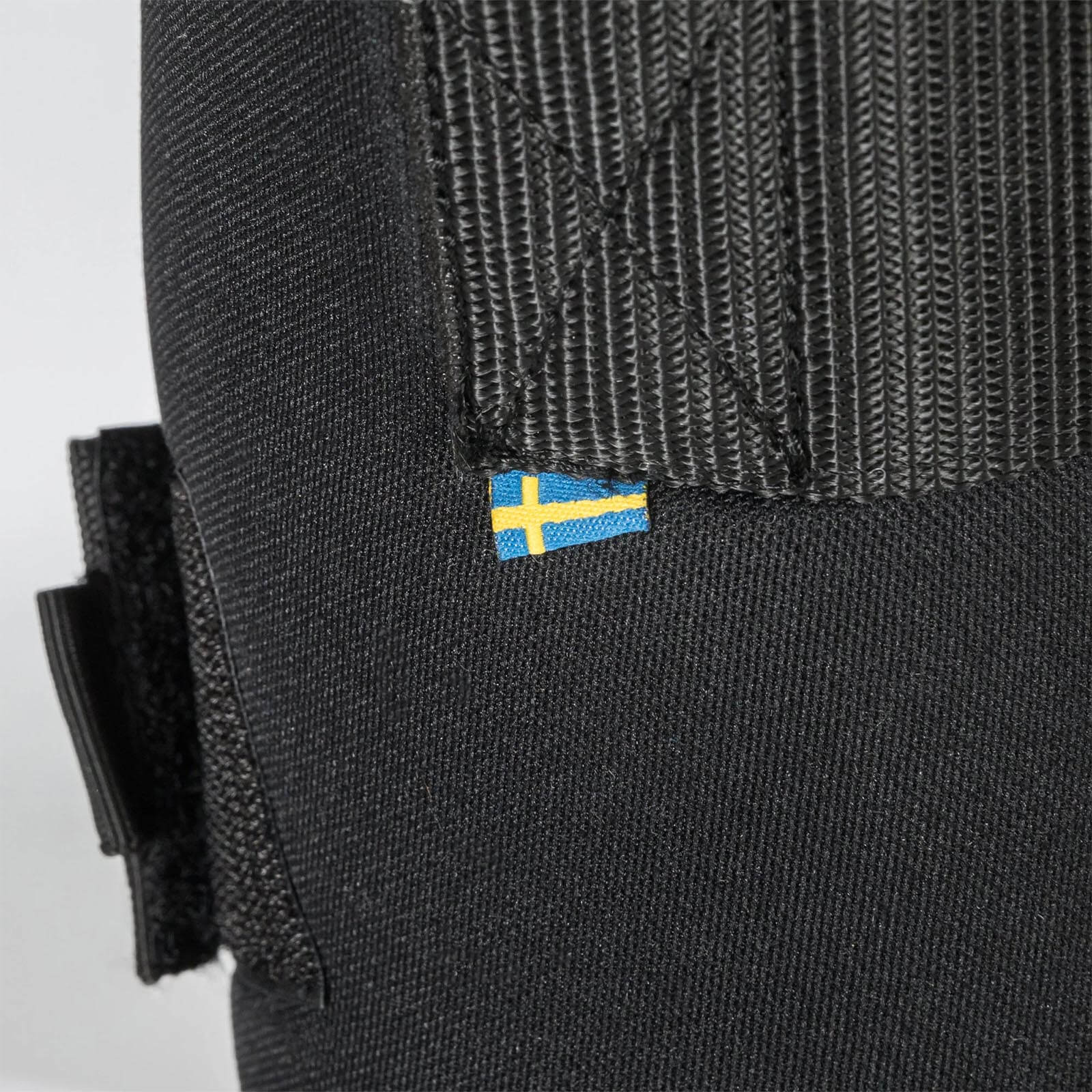 Stallgamaschen Royal Deluxe, schwarz, Detailaufnahme mit schwedischer Flagge.