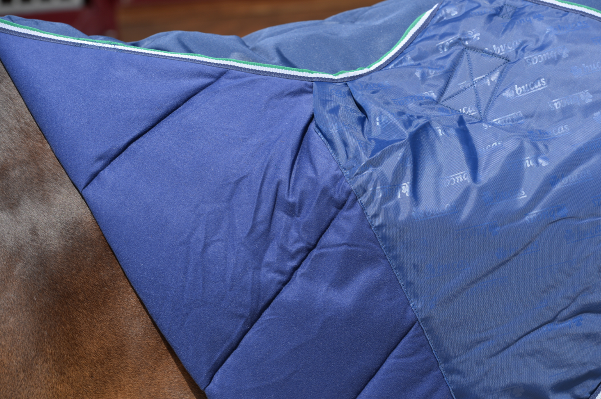 Bucas Unterdecke 300g Quilt Stay Dry, Midsummer Blue, Detailaufnahme am Pferd.