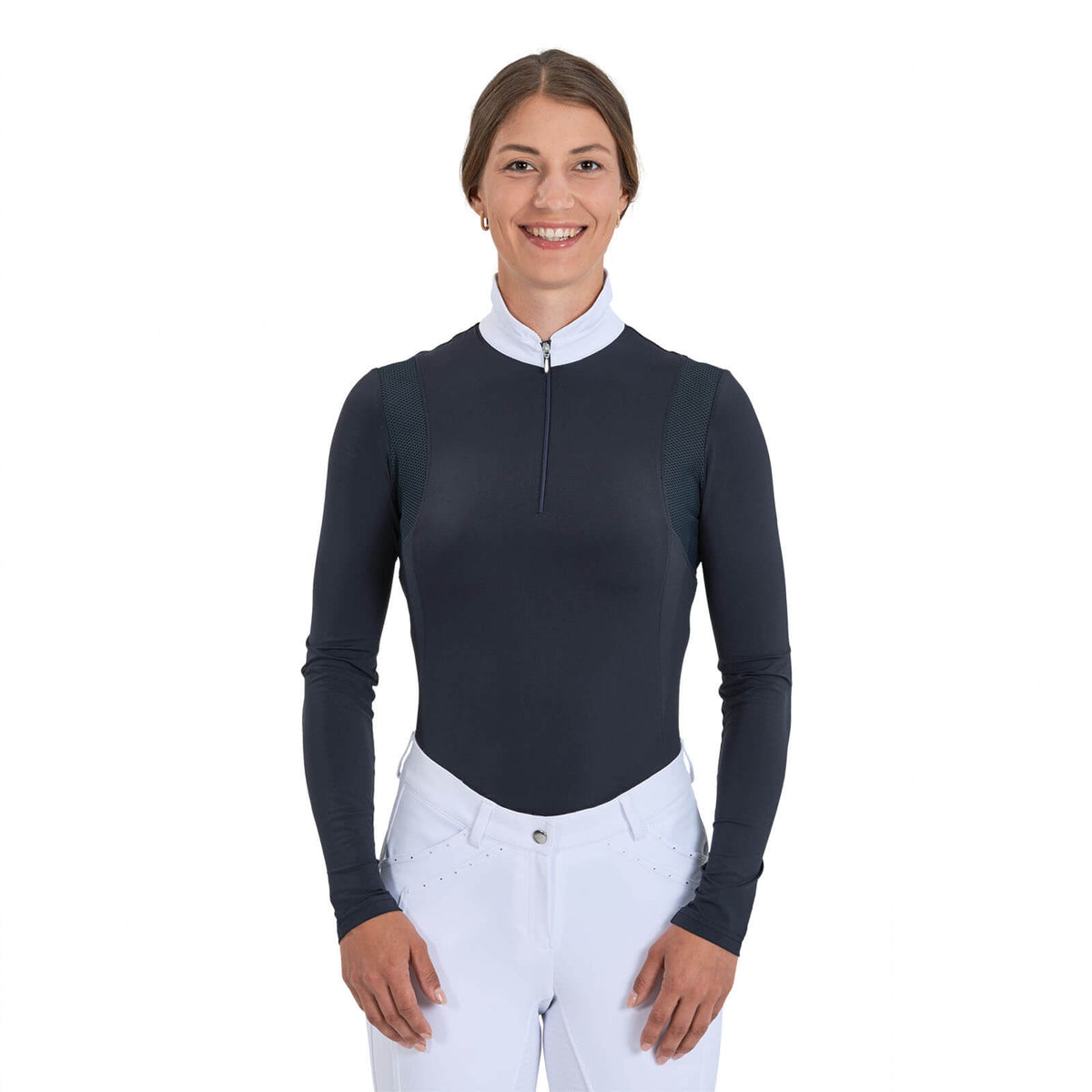 BUSSE Turnier-Shirt Damen Granada Langarmshirt, Navy, Reiterin trägt das Shirt.