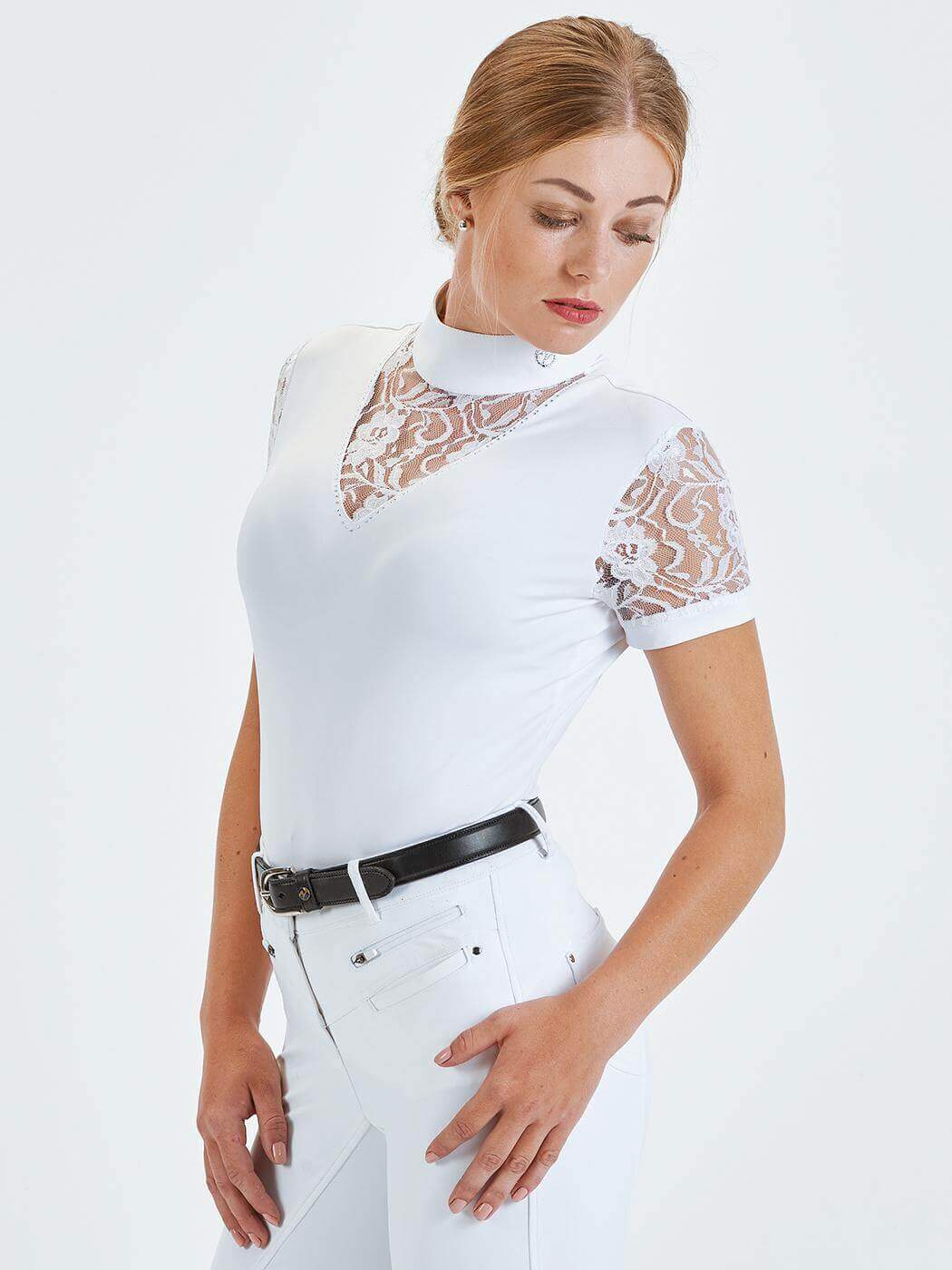 Turnier-Shirt Ravenna, Weiß, Person trägt das Shirt mit Spitzeneinsatz und Strass am Kragen.