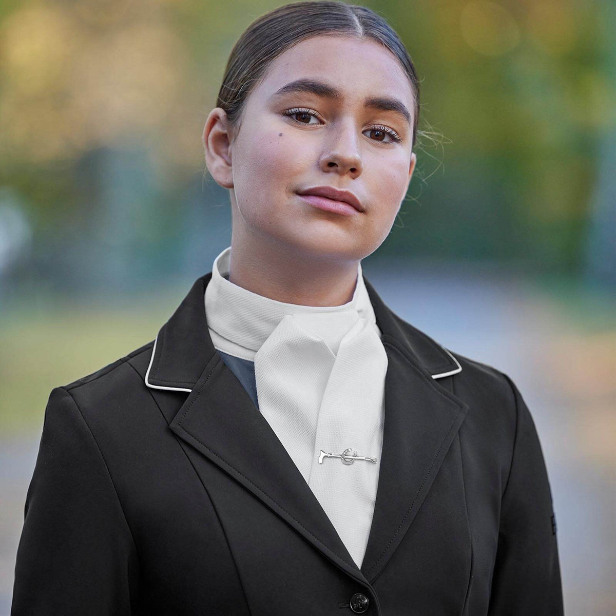 Plastron Dressur, Weiß, an einer Person getragen mit schwarzem Reitjacket.