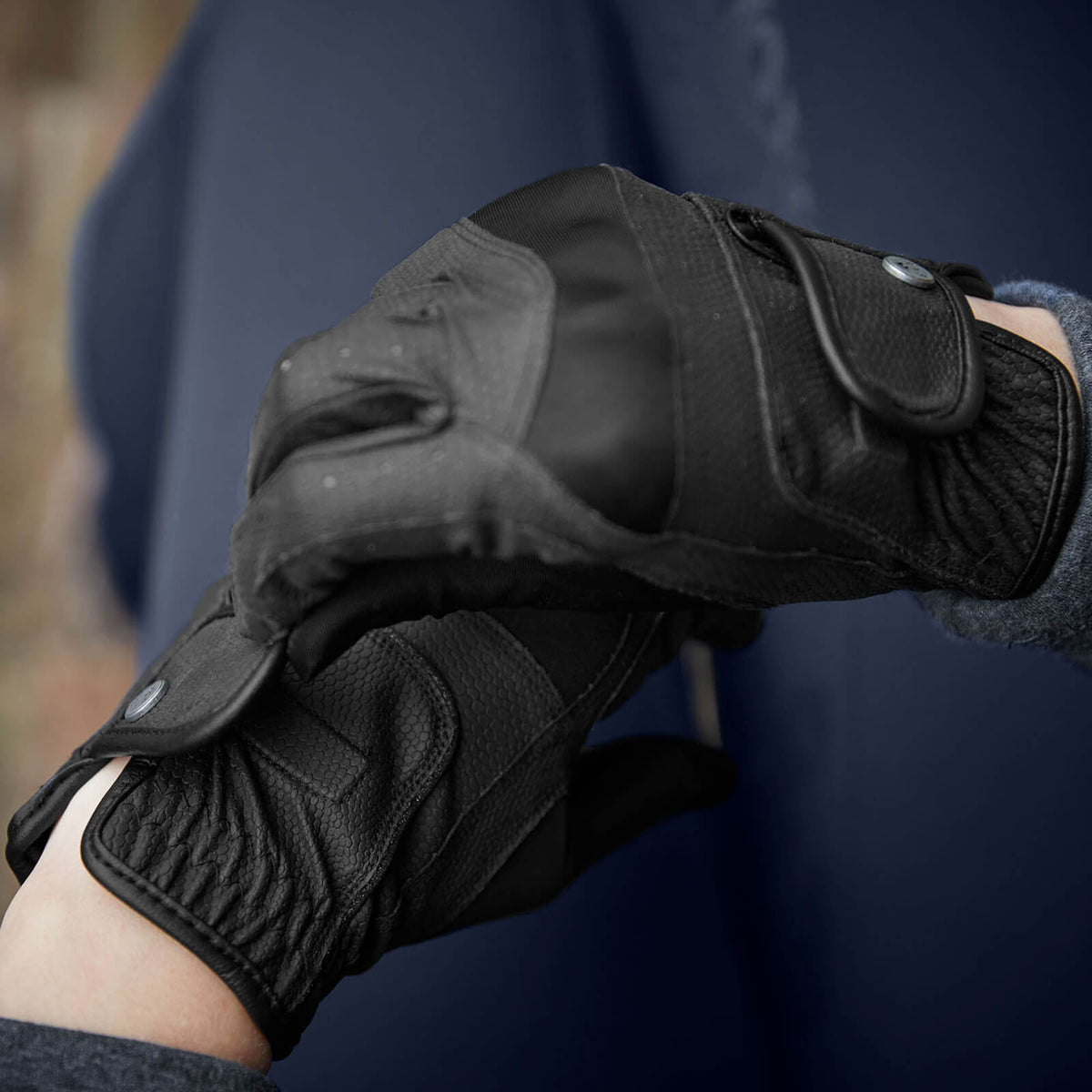Reithandschuh Magnetize, Schwarz, Detailaufnahme an einer Hand getragen.