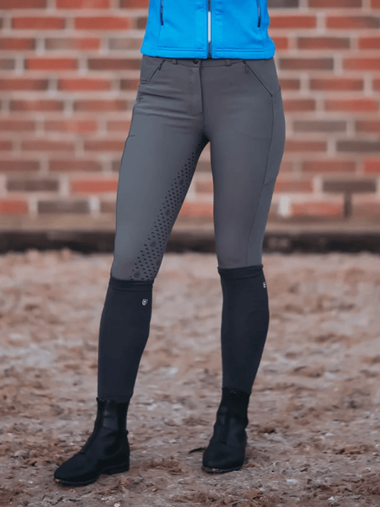 Reithose Jump Elite, Grau, Reiterin trägt die Reithose.