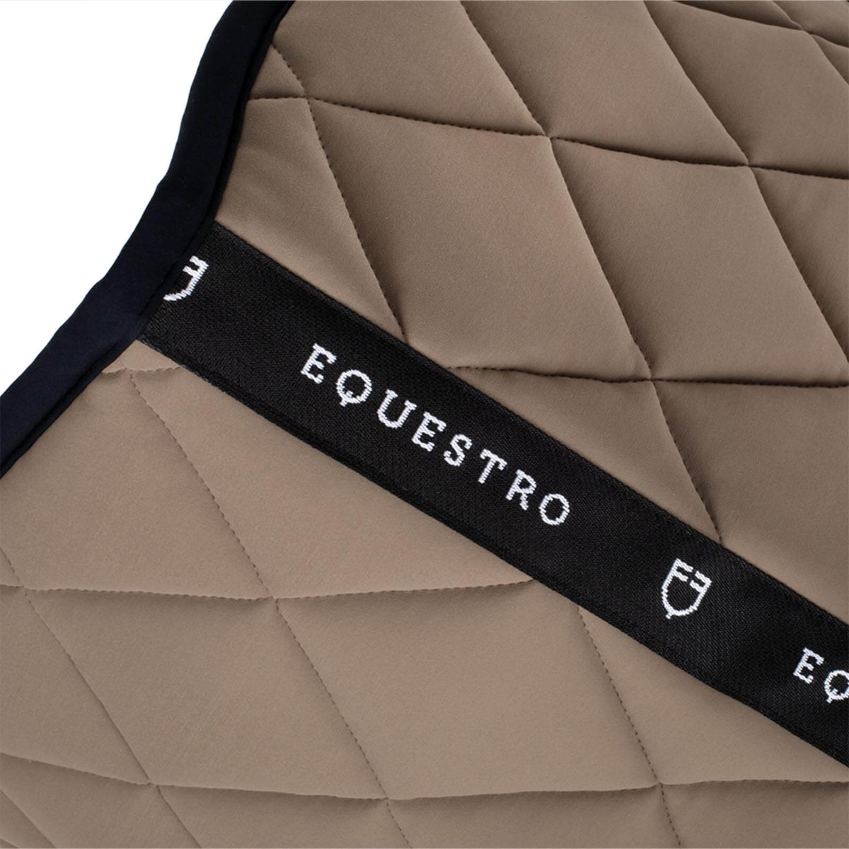 Equestro Schabracke Dressur Technical Fabric Black Line Dressurschabracke, Beige, Detailaufnahme.