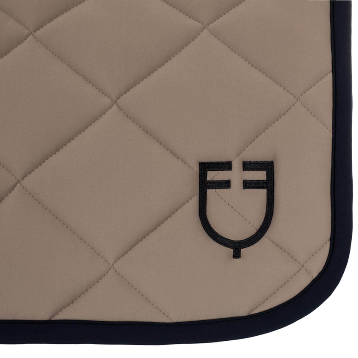 Equestro Schabracke Dressur Technical Fabric Black Line Dressurschabracke, Beige, Detailaufnahme der Schabracke.