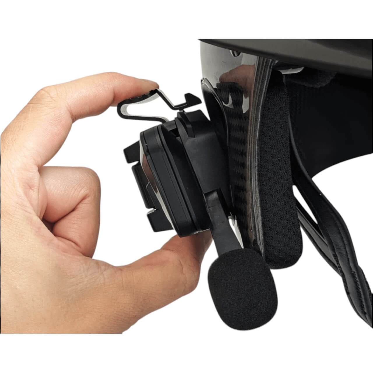 Headset Intercom Audio Kit powered by Cardo, Schwarz, Detailaufnahme am Helm.