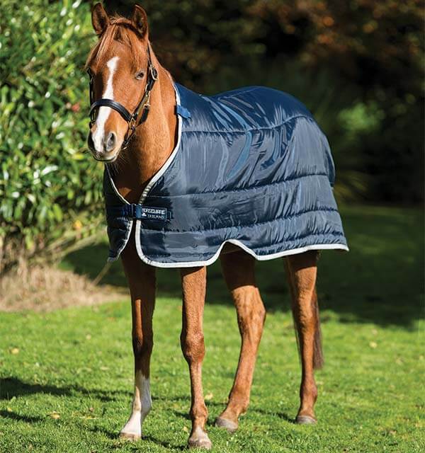 Horseware Ireland Unterdecke 200g Liner, Midsummer Blue, Pferd trägt die Unterdecke im Freien.
