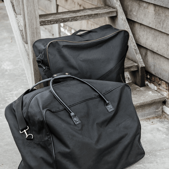 Kentucky Horsewear Deckentasche Schwarz, mehrere Farbvarianten, zwei Taschen auf dem Boden.