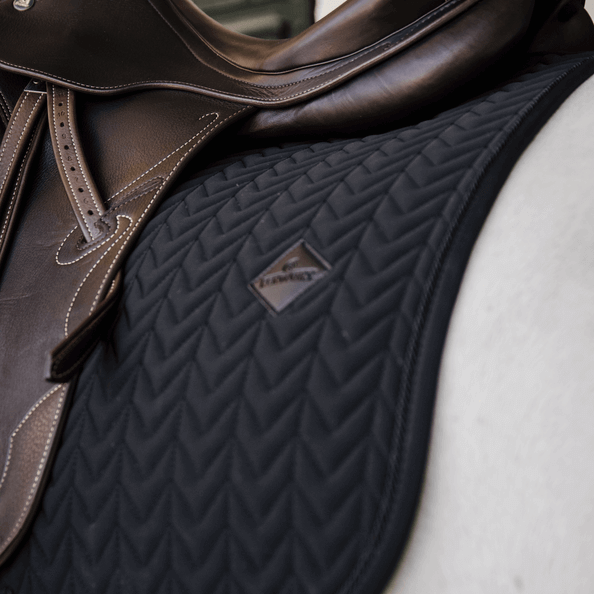 Dressurschabracke Fishbone Sattelunterlage