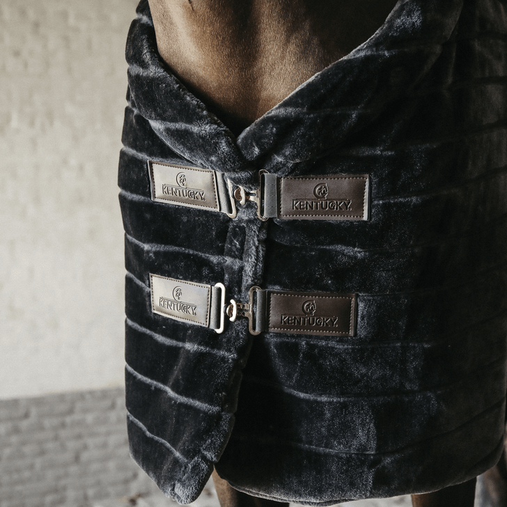 Kentucky Horsewear Stalldecke Fake Fur, dunkle Decke am Pferd mit Brustverschluss.