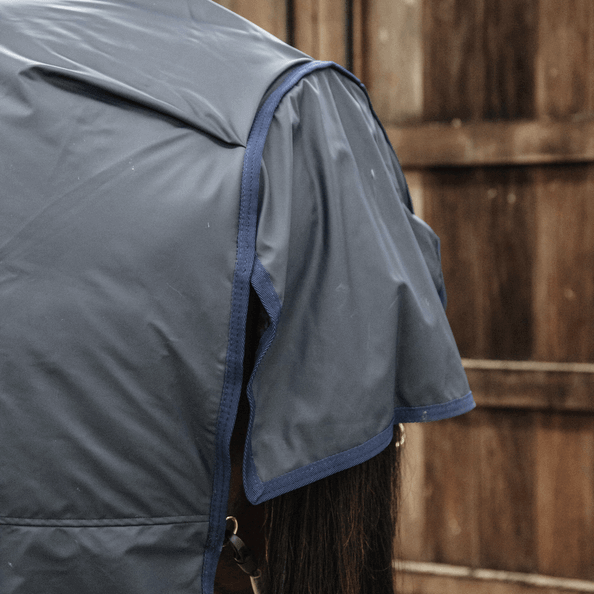 Kentucky Horsewear Outdoordecke 0g All Weather Hurricane Regendecke, Marine, Detailaufnahme am Pferd.