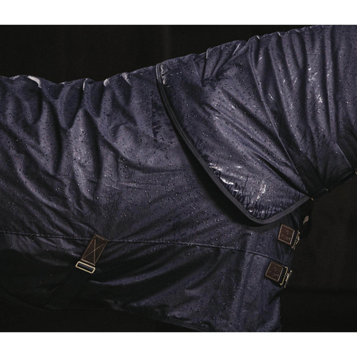 Outdoordecke 0g All Weather Hurricane Regendecke, Navy, Detailaufnahme am Pferd.