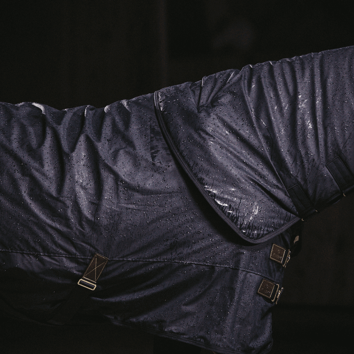 Outdoordecke 50g All Weather Hurricane Weidedecke, dunkelblau, Detailaufnahme an Pferd im Regen.