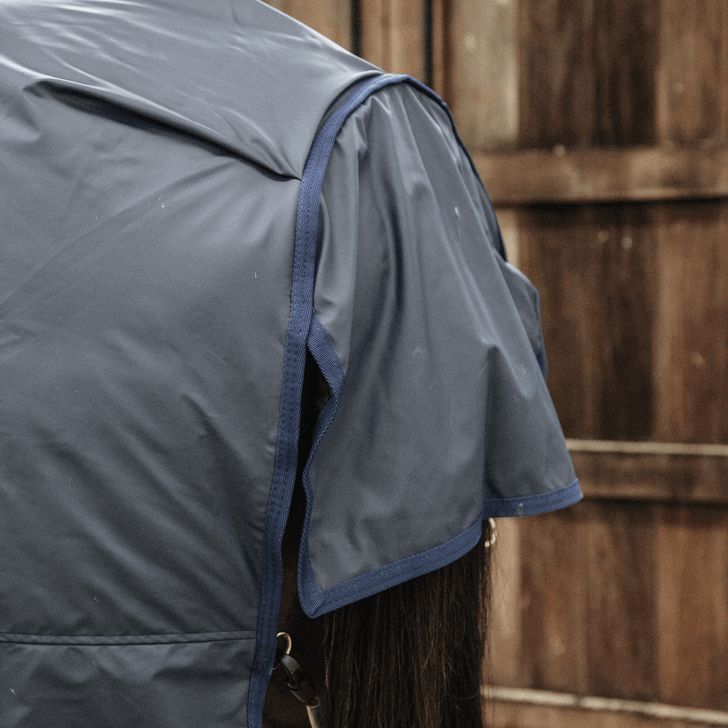 Outdoordecke 50g All Weather Hurricane Weidedecke, dunkelblau, Detailaufnahme am Pferd.