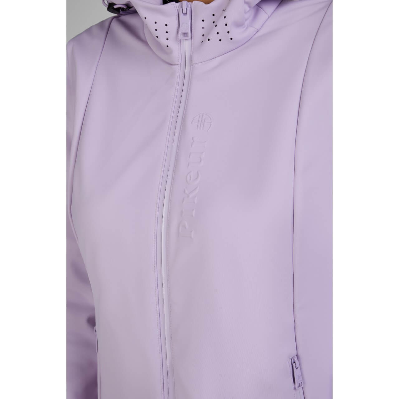 Pikeur Windbreaker Damen Athleisure FS 2025 Jacke, Lila, Detailaufnahme der Front mit Reißverschluss.