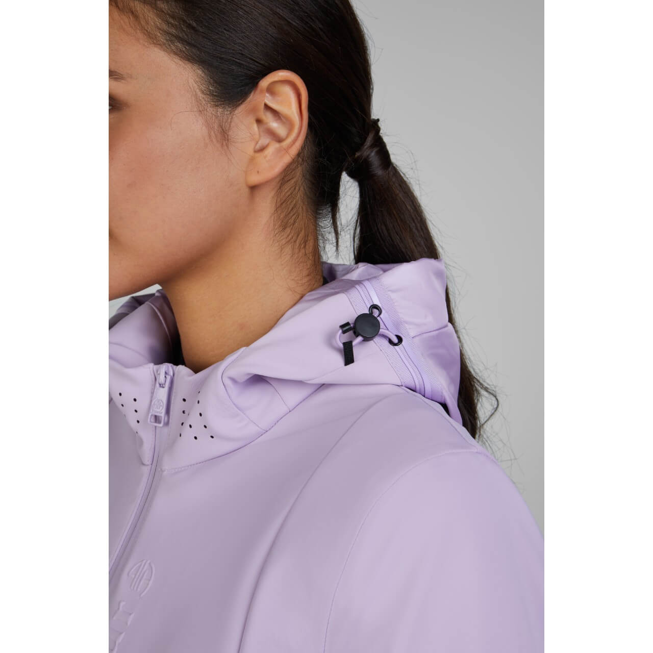 Pikeur Windbreaker Damen Athleisure FS 2025 Jacke, Lavender, Detailaufnahme an Frau.